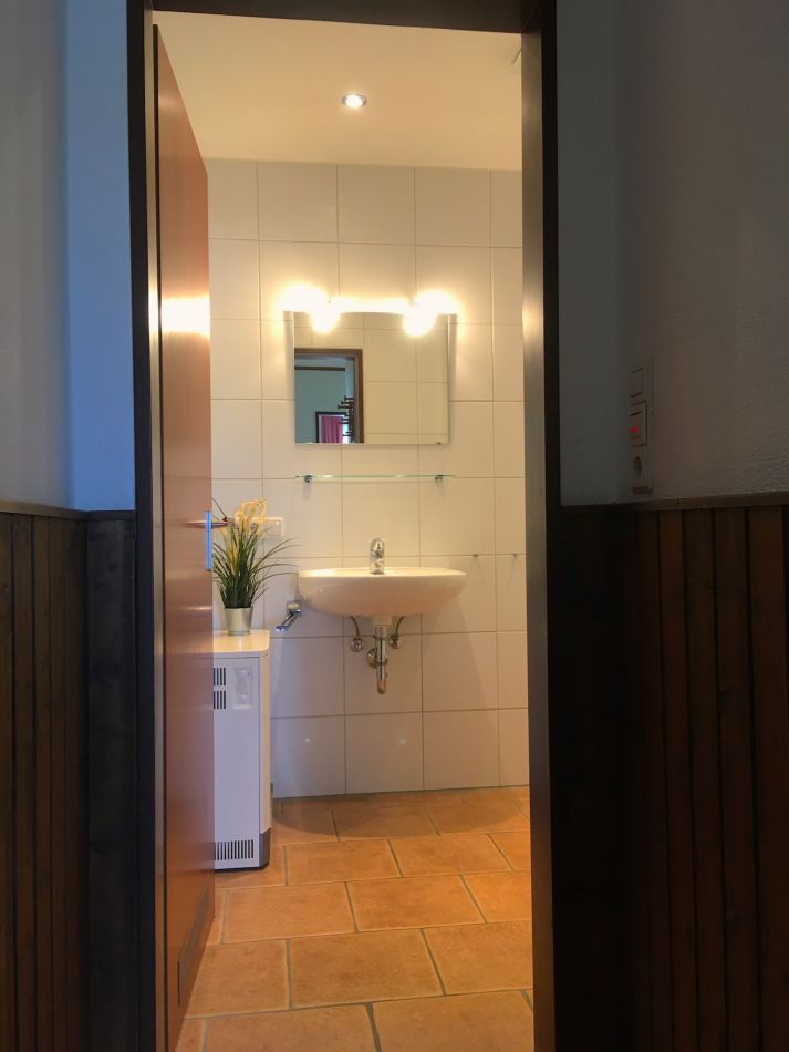 Badezimmer:Nachtspeicherofen für angenehme Wärme
mit Dusche und WC